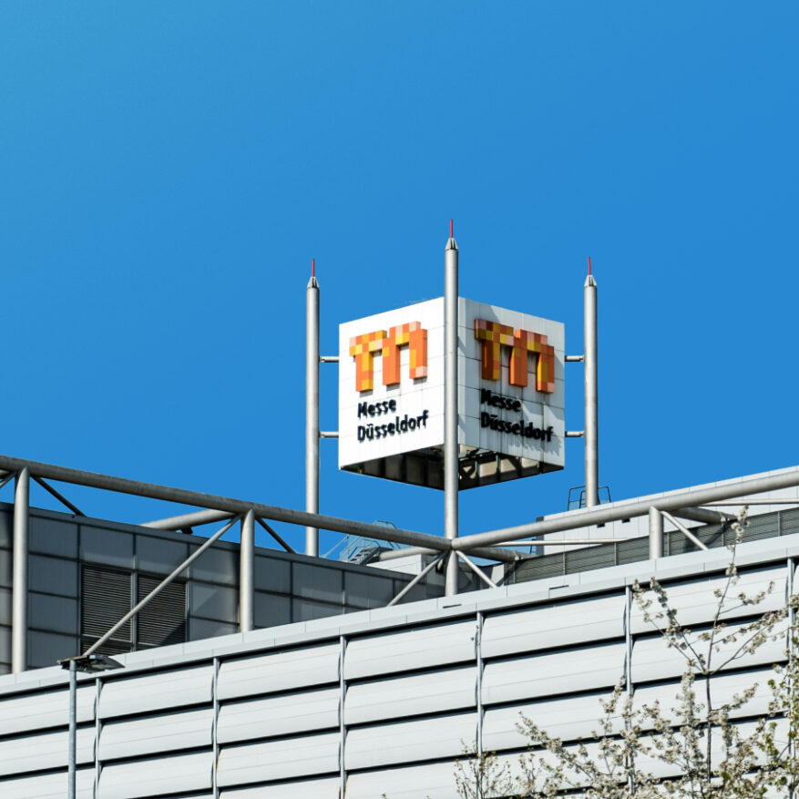 欧州進出支援の拠点となるMesse Düsseldorf会場サインと青空の風景